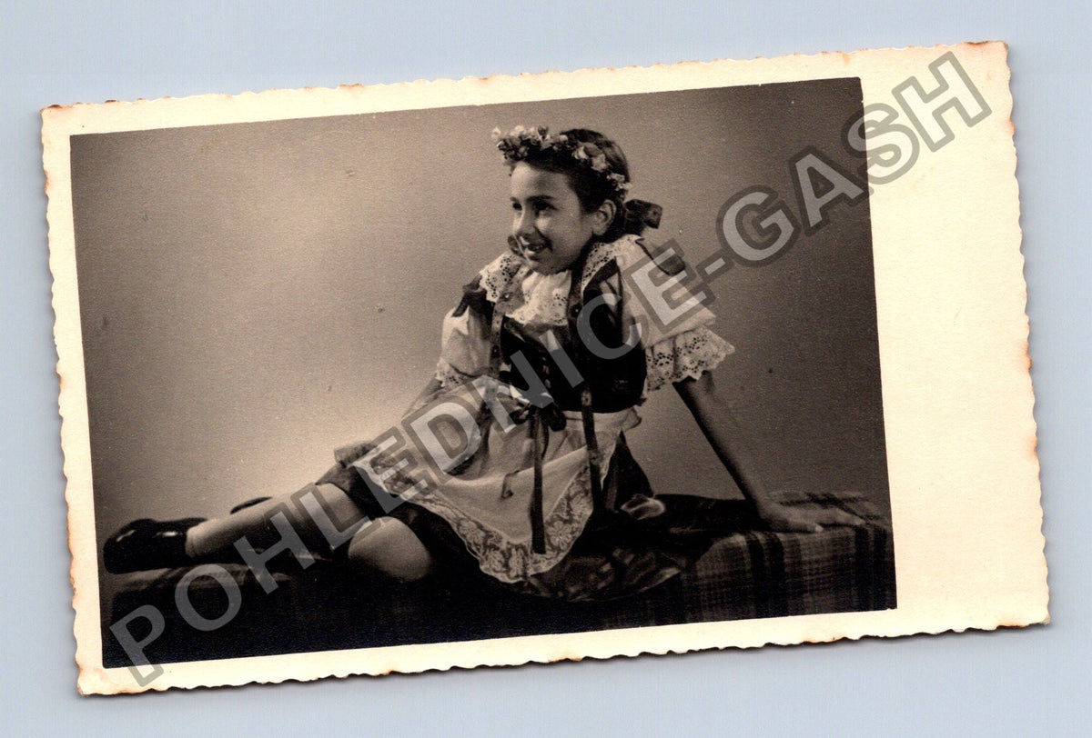 Stará fotografie dívka v kroji s věncem (BM26558)