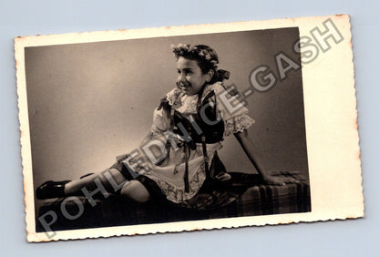 Stará fotografie dívka v kroji s věncem (BM26558)