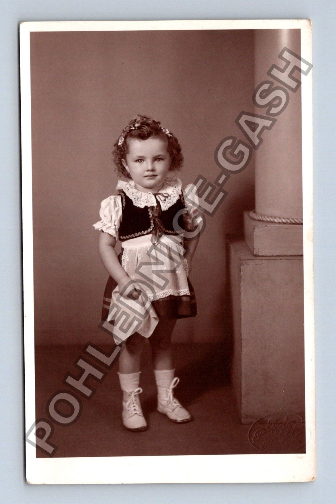 Stará fotografie mladá dívka v kroji (BM26559)