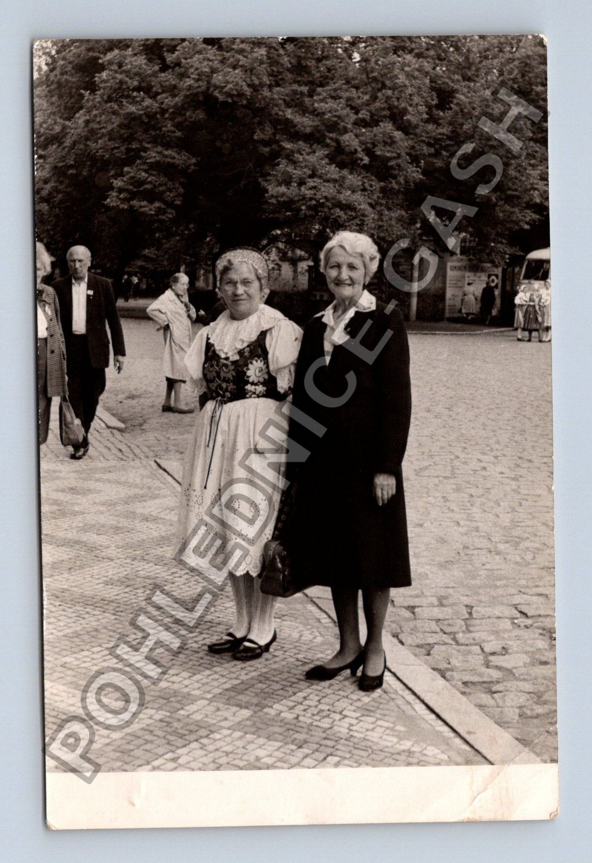 Stará fotografie ženy v kroji a kabátu (BM26561)