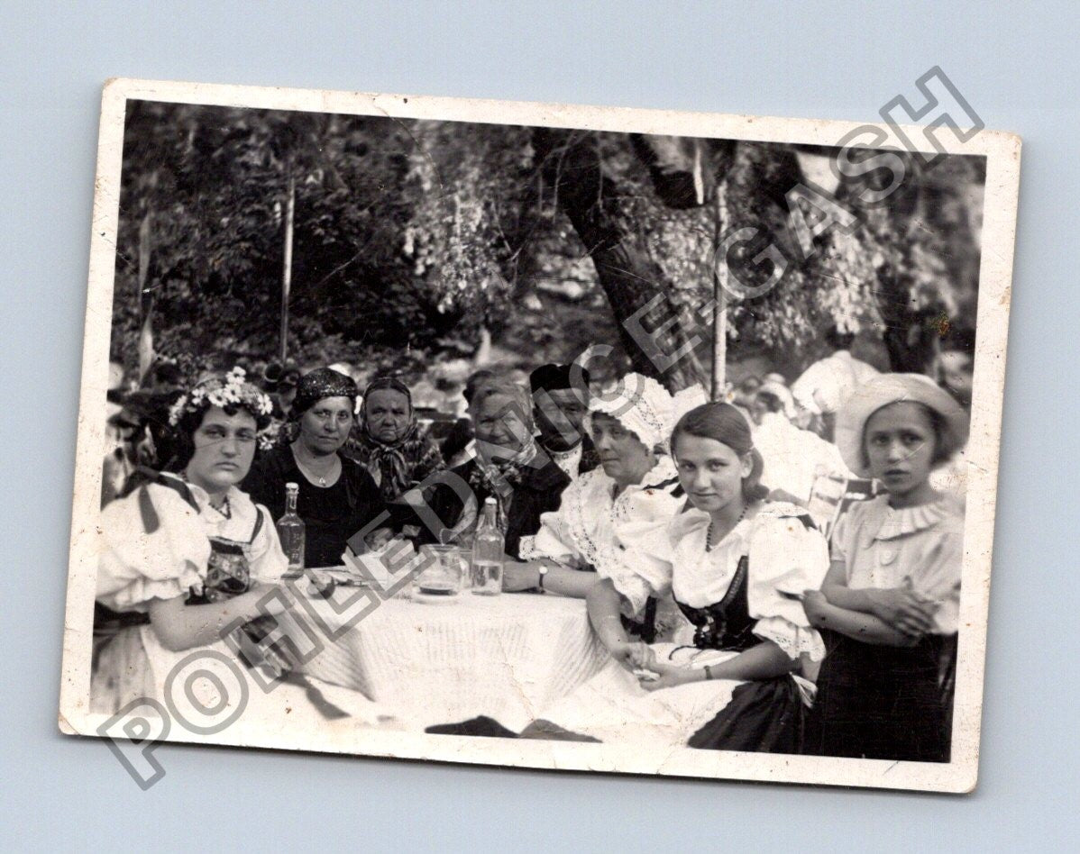 Stará fotografie skupina lidí v kroji u stolu (BM26564)