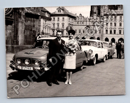 Stará fotografie Praha pár s autem (BM26572)