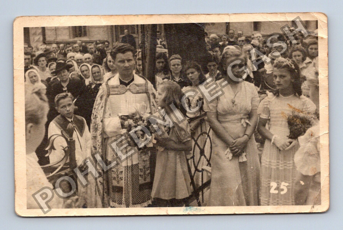 Stará fotografie náboženský průvod s knězem a dětmi (BM26576)