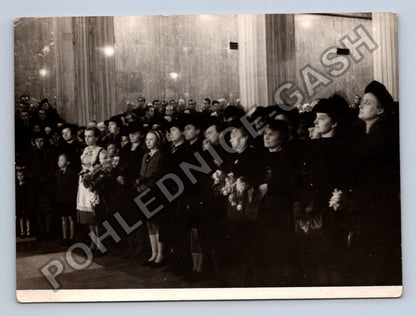 Stará fotografie shromáždění lidí s květinami (BM26582)