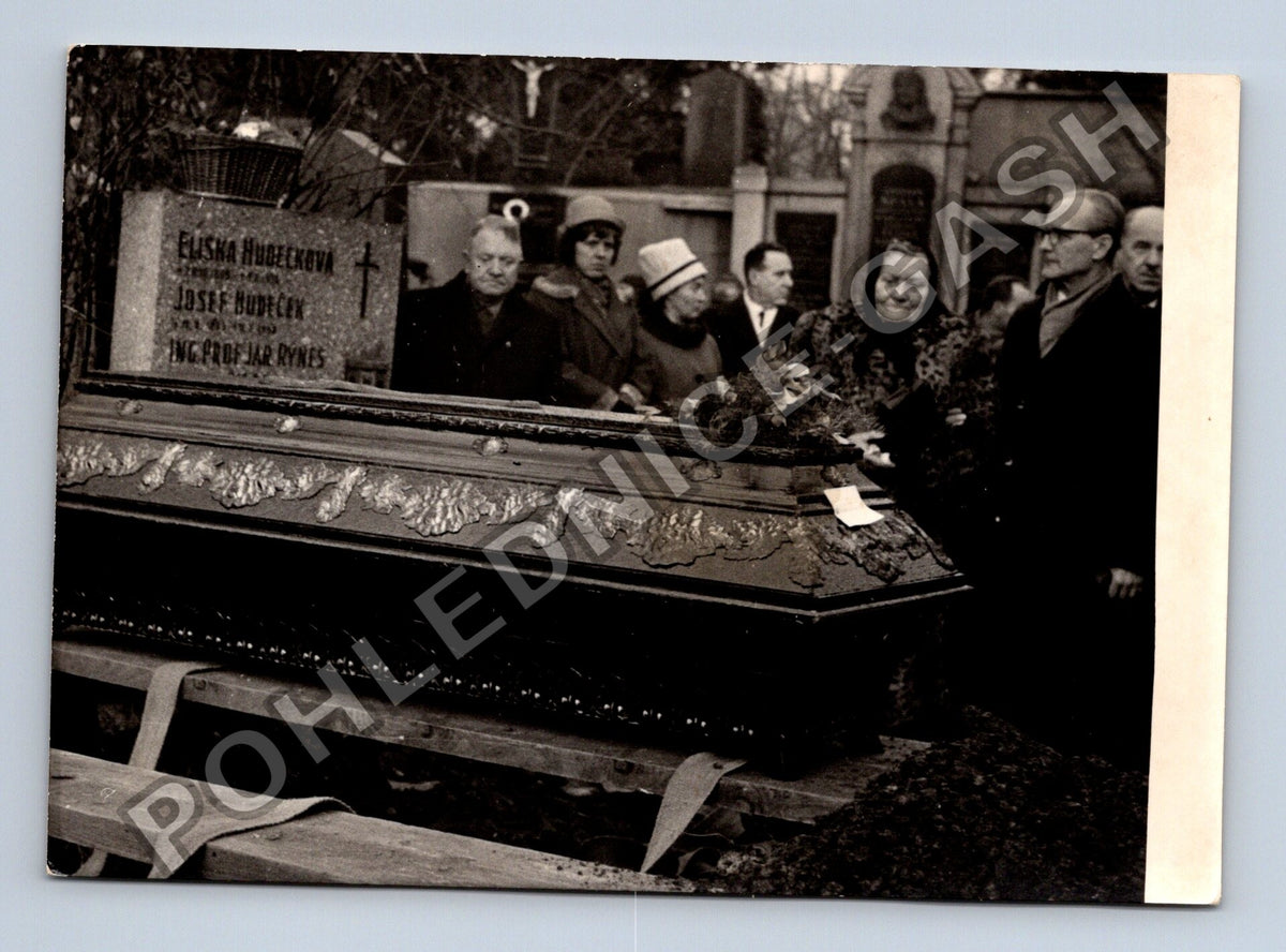 Stará fotografie Praha pohřební scéna u hrobu (BM26587)