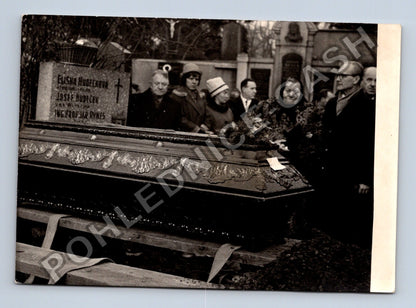 Stará fotografie Praha pohřební scéna u hrobu (BM26587)