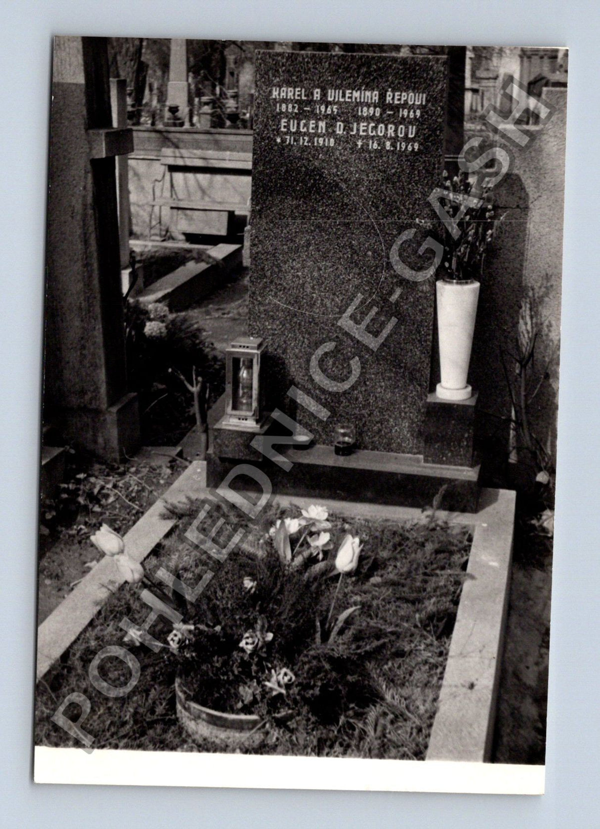 Stará fotografie hrobu s náhrobkem Karel a Vilemína Repůi (BM26588)