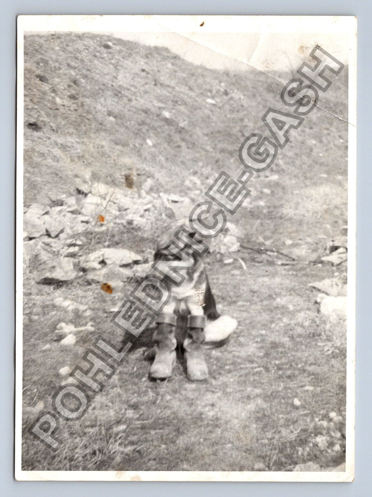 Stará fotografie ležící osoba v poli (BM26594)
