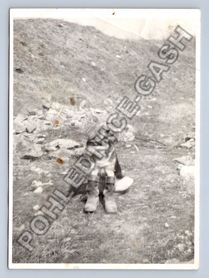 Stará fotografie ležící osoba v poli (BM26594)