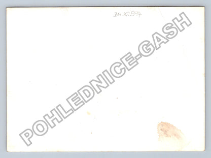 Stará fotografie ležící osoba v poli (BM26594)