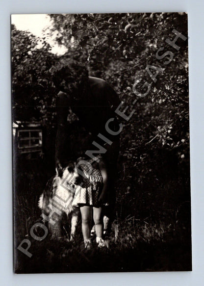 Stará fotografie žena v zahradě léto 1955 (BM26612)