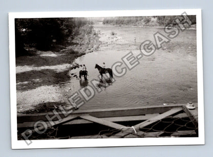 Stará fotografie lidé na koních v řece (BM26639)
