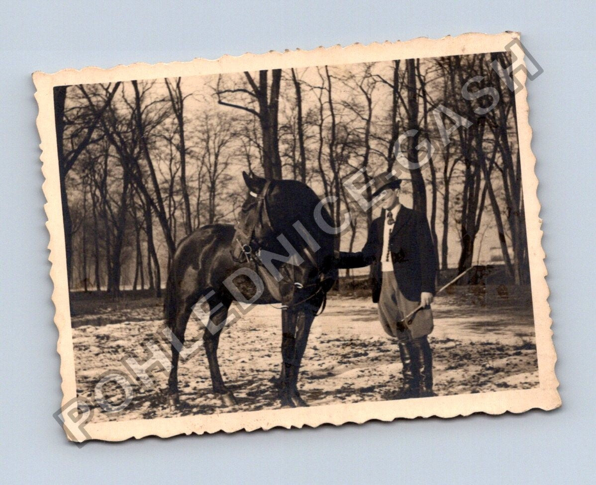 Pohlednice muž s koněm v parku (BM26643)