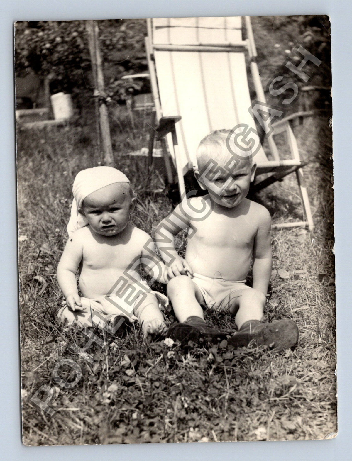Stará fotografie dvě malé děti venku (BM26654)