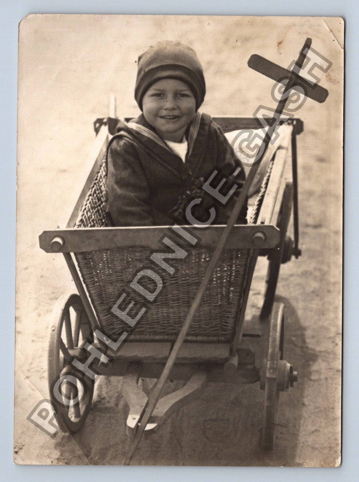Stará fotografie dítě v proutěném kočárku (BM26656)