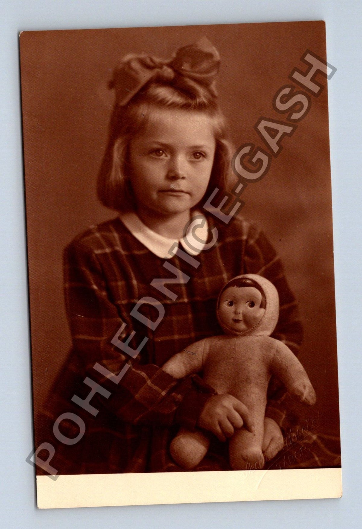 Stará fotografie dítě s panenkou (BM26660)