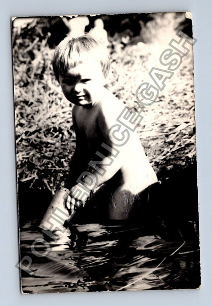 Stará fotografie dítě u vody (BM26661)