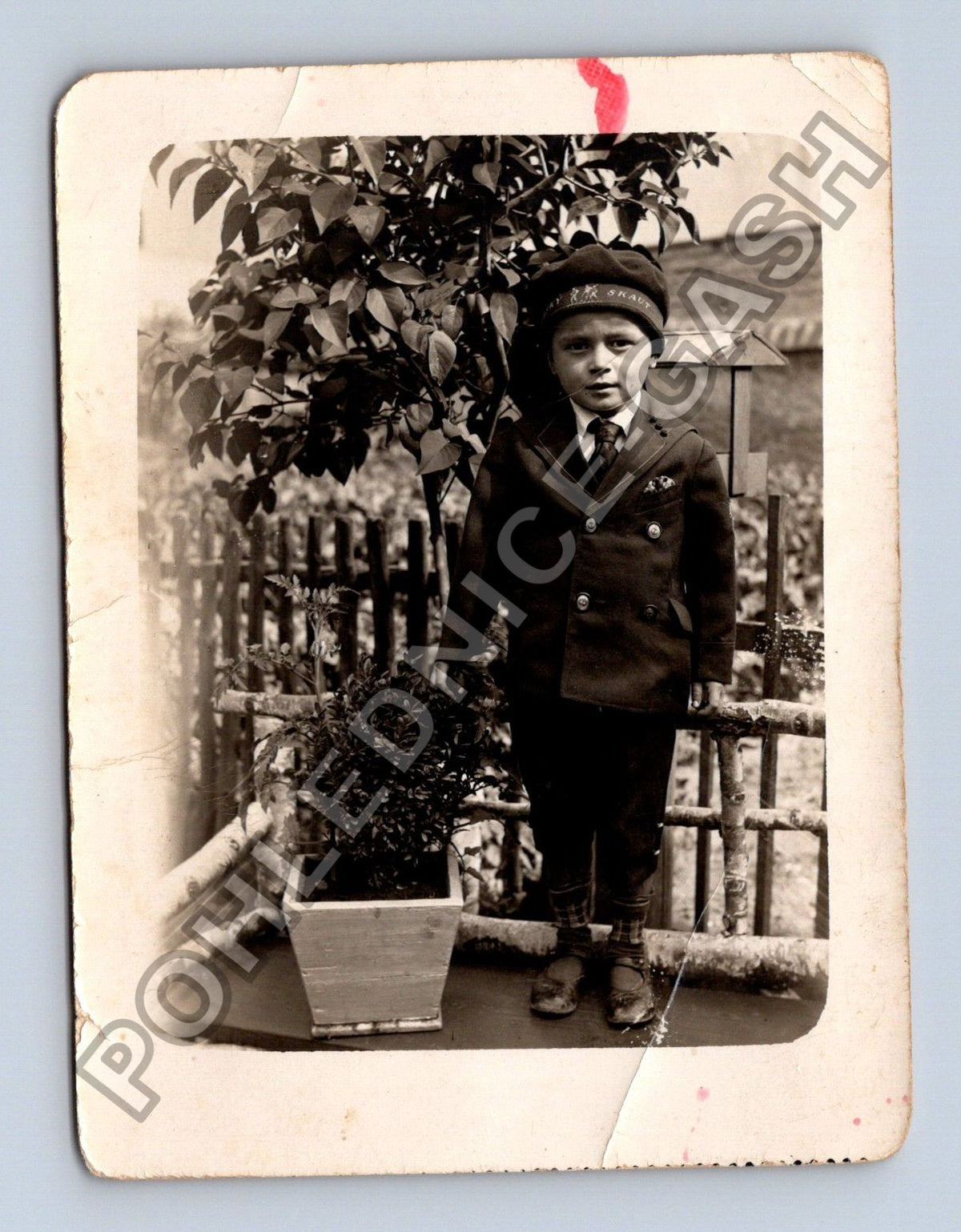 Stará fotografie chlapec v uniformě venku (BM26665)