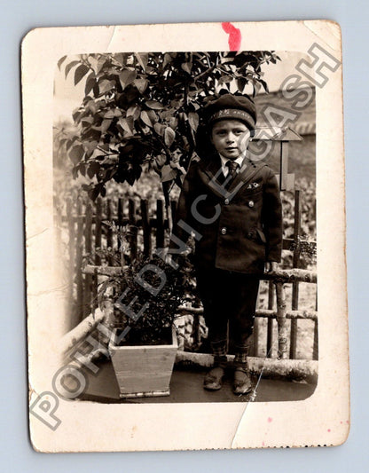 Stará fotografie chlapec v uniformě venku (BM26665)
