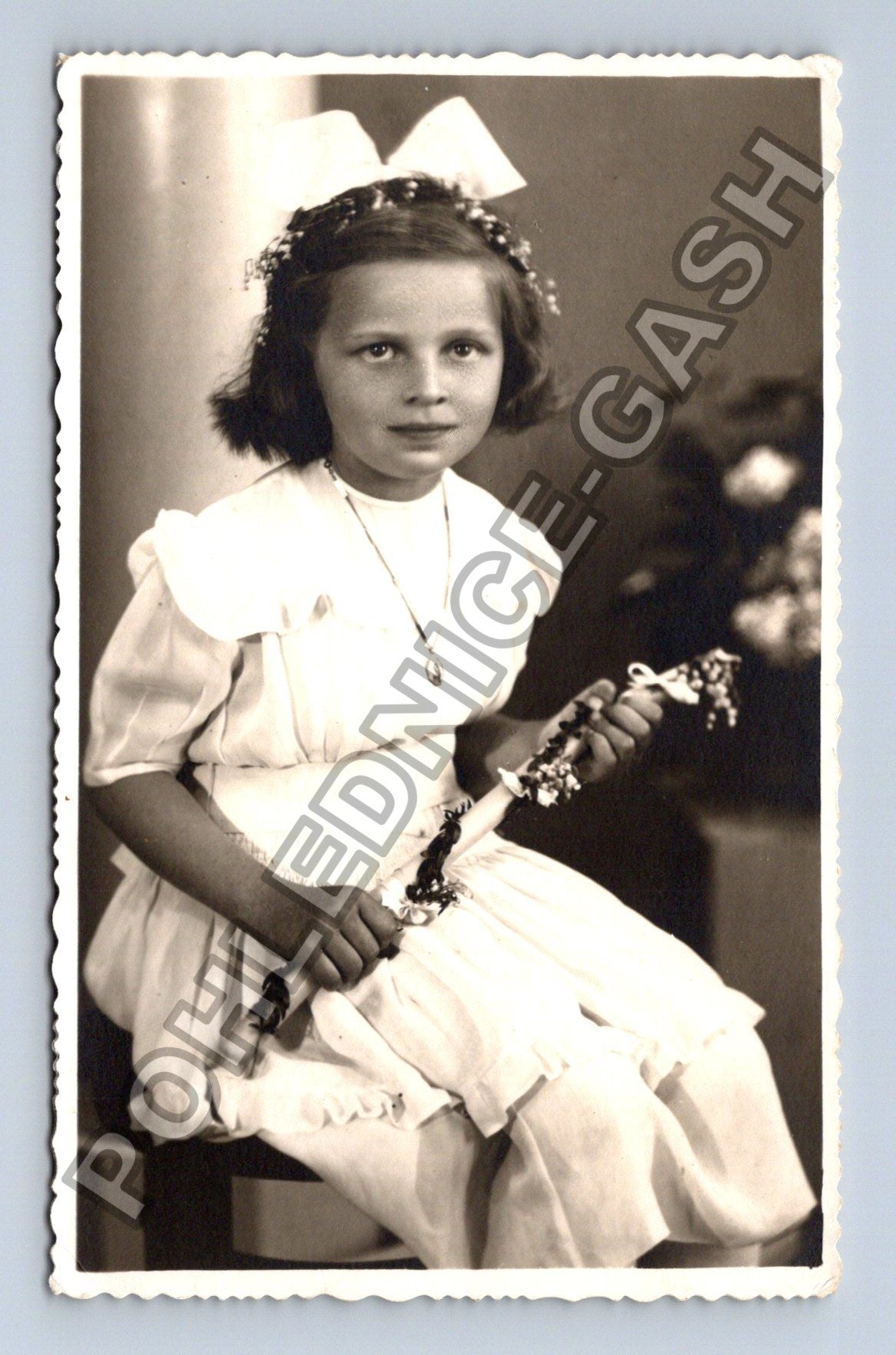 Stará fotografie dívka v bílých šatech (BM26667)