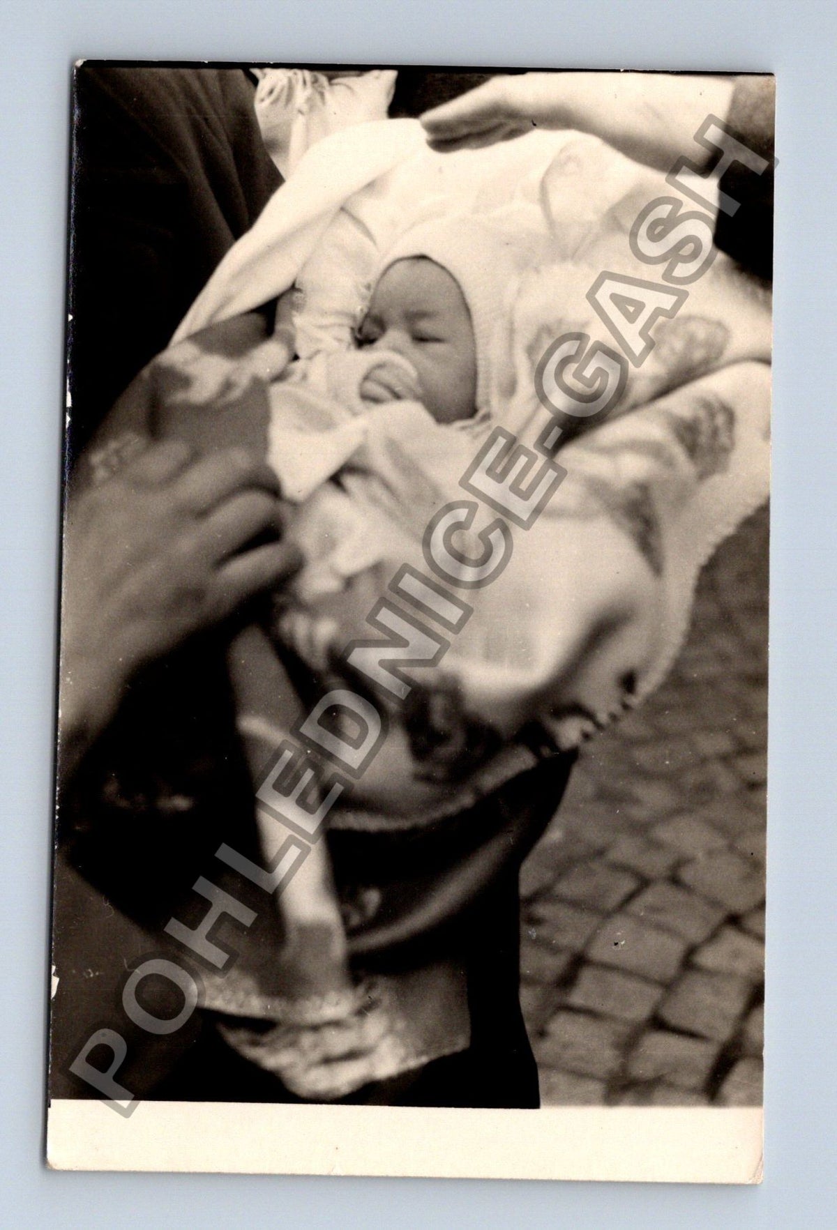 Stará fotografie spící miminko v zavinovačce (BM26669)
