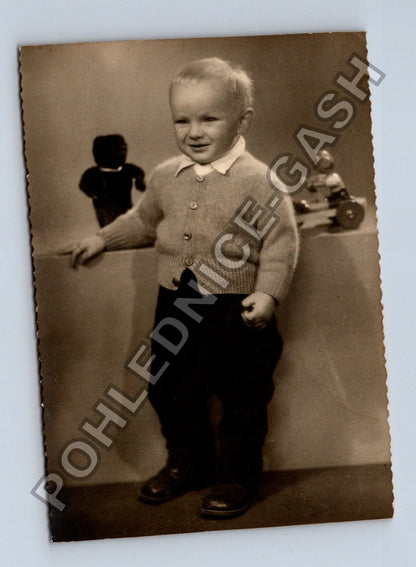 Stará fotografie dítě s hračkou (BM26671)