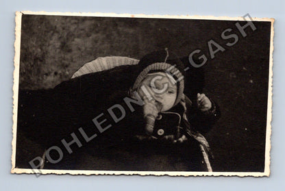 Stará fotografie dítě v proutěném koši (BM26673)
