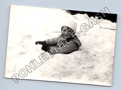 Stará fotografie Špindlerův Mlýn dítě ve sněhu 1956 (BM26674)