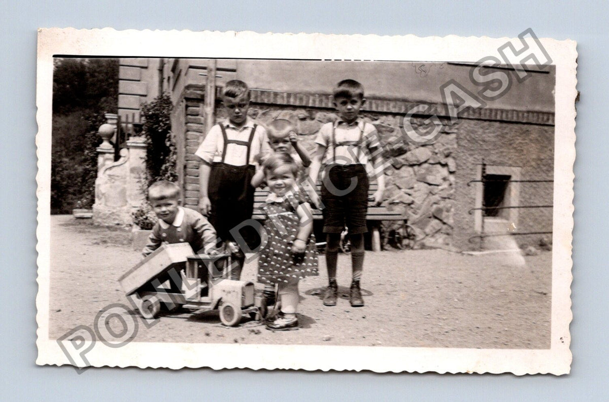 Stará fotografie děti s hračkou venku (BM26677)