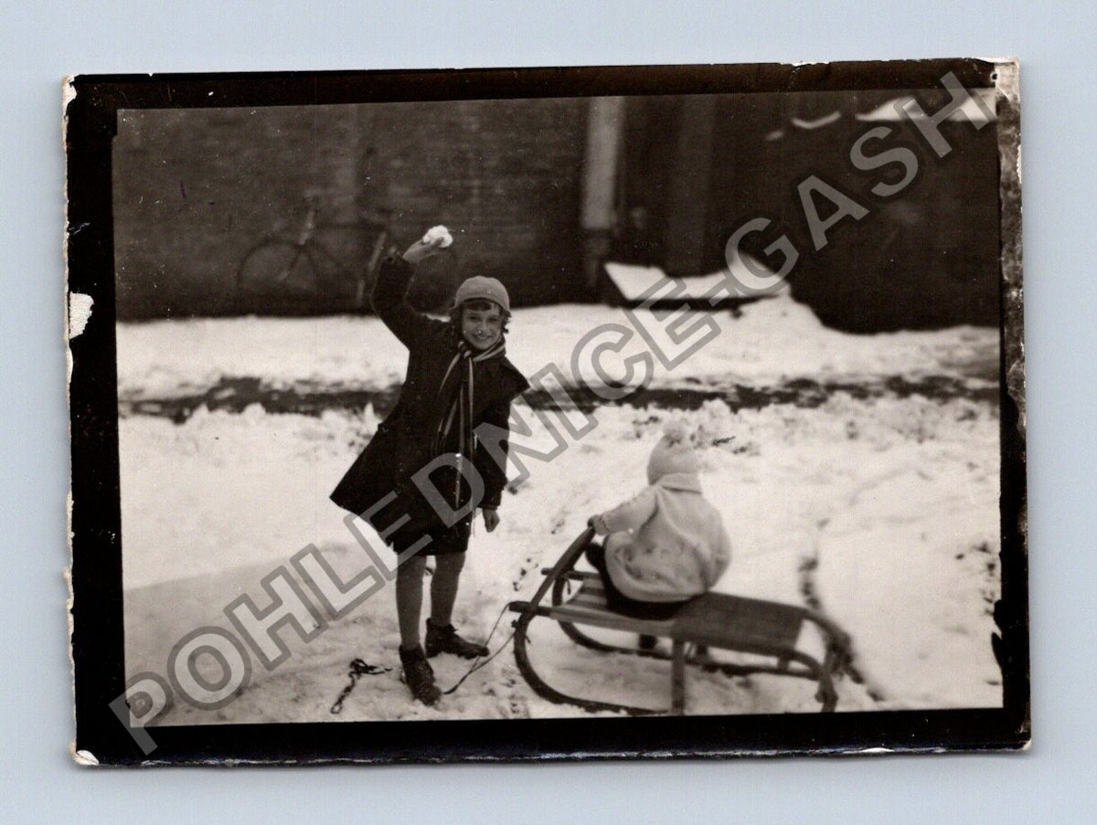 Stará fotografie děti na sněhu se sáňkami (BM26678)
