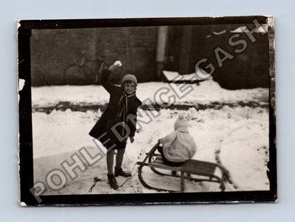 Stará fotografie děti na sněhu se sáňkami (BM26678)