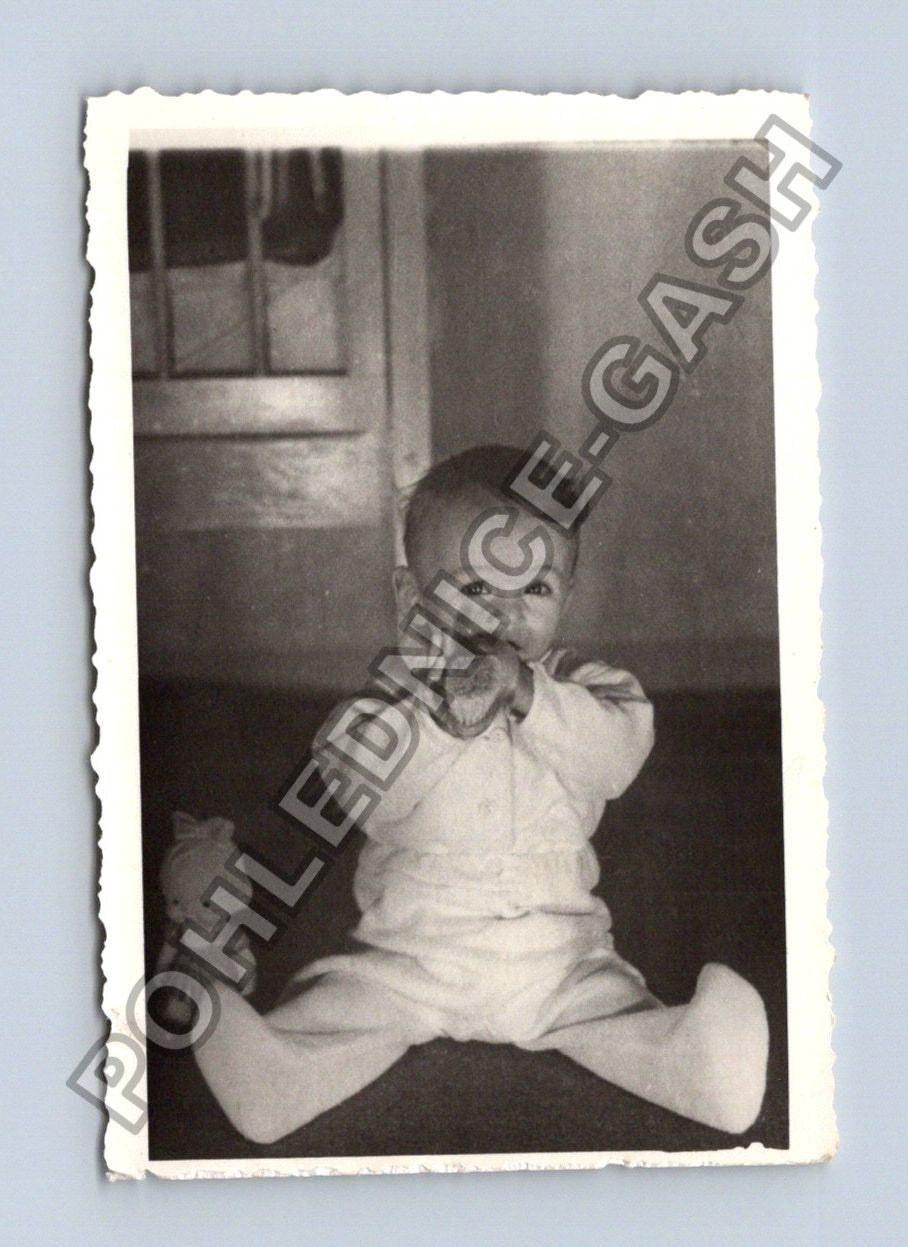Stará fotografie hrající si miminko s dudlíkem (BM26679)