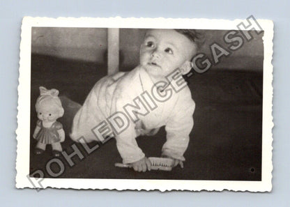 Stará fotografie miminko s panenkou a kartáčem (BM26683)