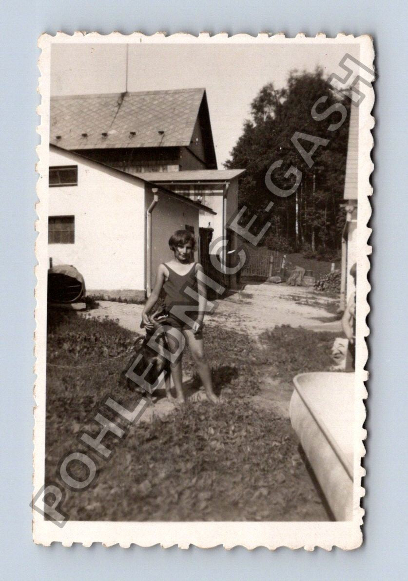 Stará fotografie žena v plavkách a pes u domu (BM26687)