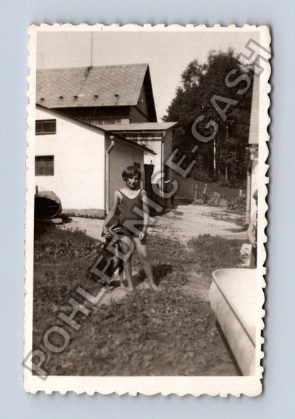 Stará fotografie žena v plavkách a pes u domu (BM26687)