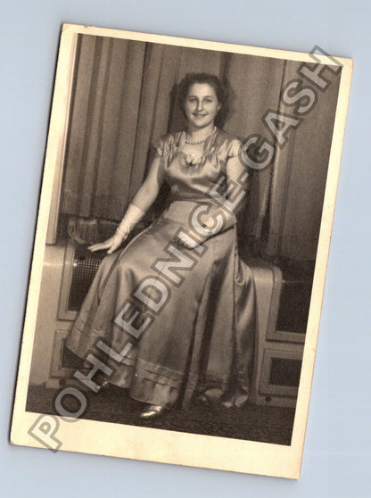Stará fotografie žena v elegantních šatech (BM26698)