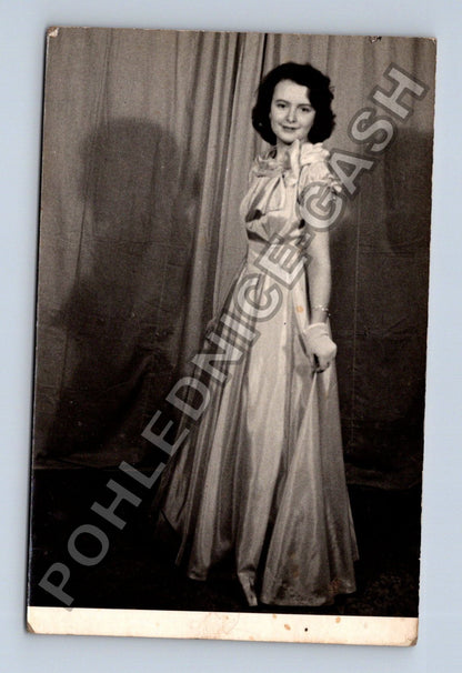 Stará fotografie Praha žena v šatech ateliér hl.m.Prahy (BM26699)