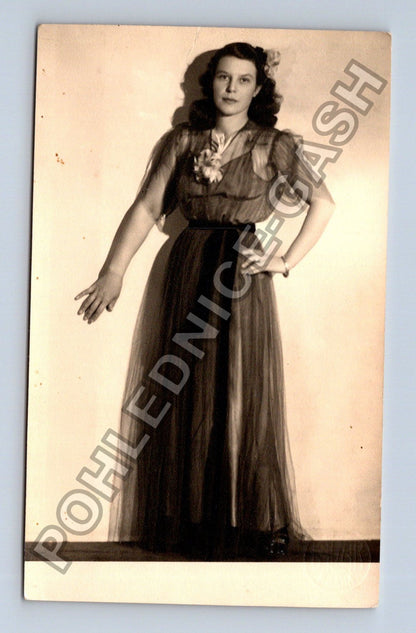 Stará fotografie elegantní žena v dlouhých šatech (BM26701)