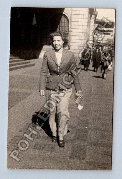 Stará fotografie mladá žena venku (BM26702)