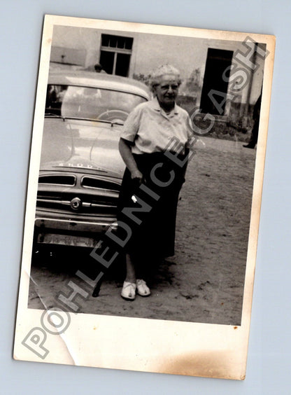 Stará fotografie žena u auta (BM26703)