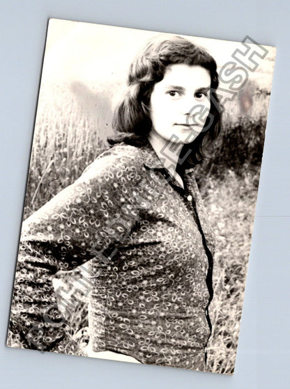 Stará fotografie mladá žena v přírodě (BM26705)