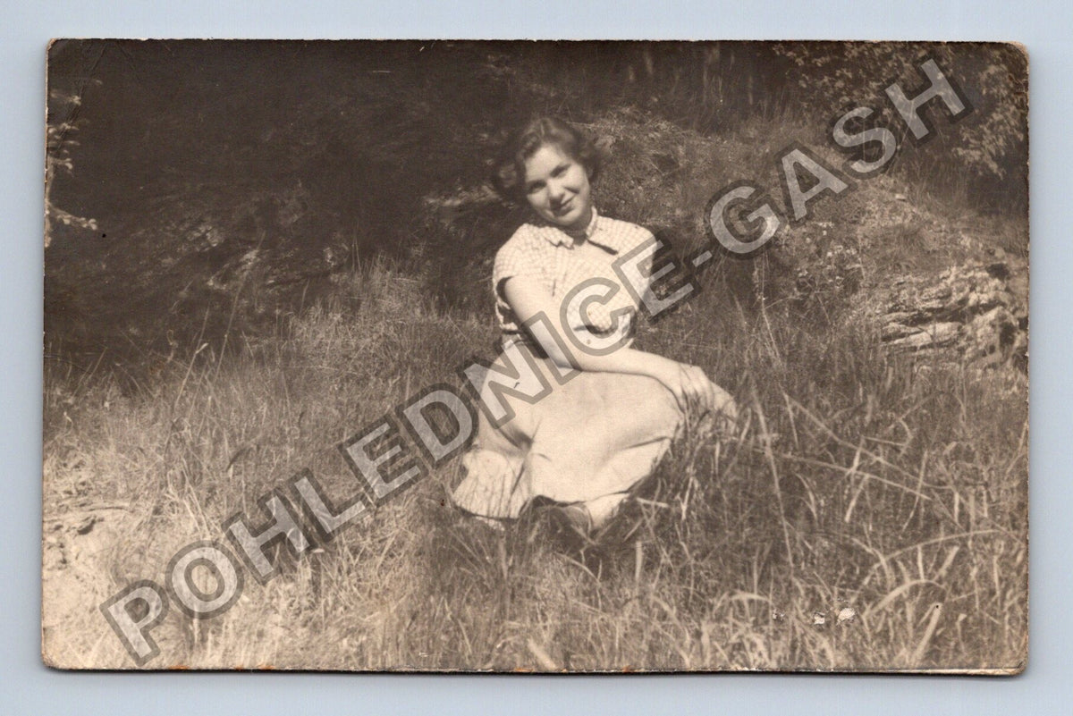 Stará fotografie mladá žena v trávě (BM26710)
