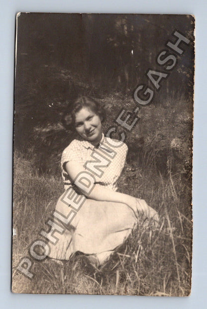 Stará fotografie mladá žena ležící v trávě (BM26711)