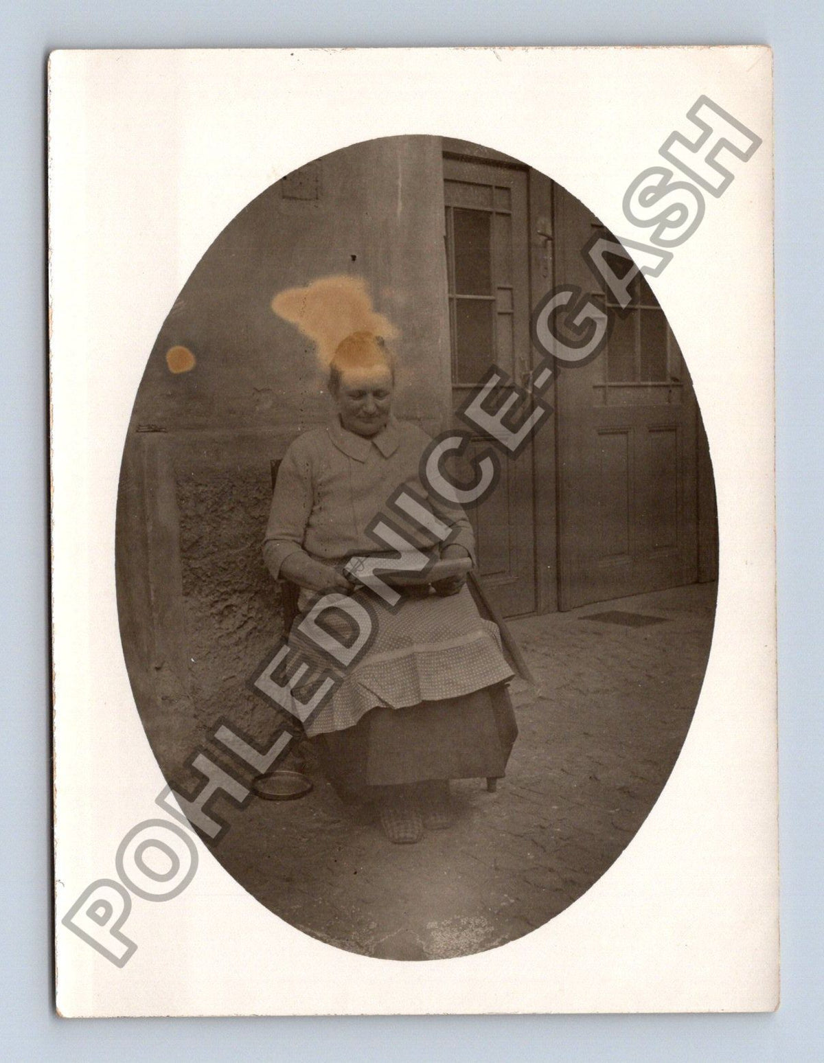 Stará fotografie Hallau žena v zástěře 1935 (BM26712)
