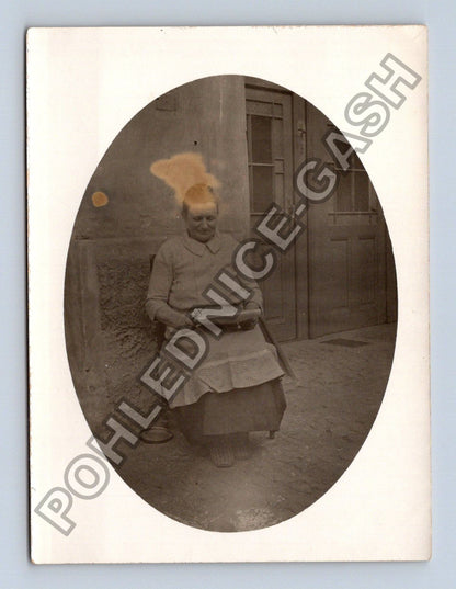 Stará fotografie Hallau žena v zástěře 1935 (BM26712)