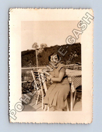 Stará fotografie žena venku (BM26717)