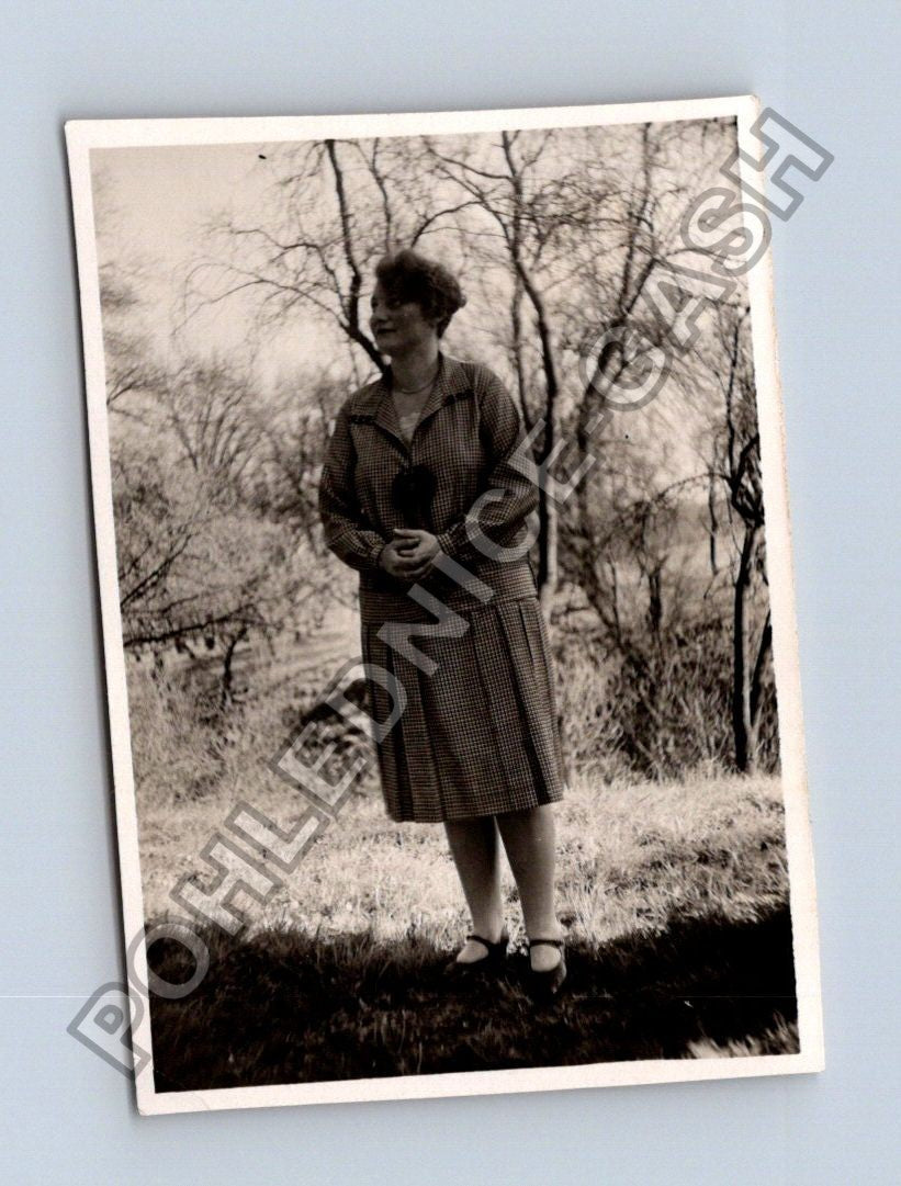 Stará fotografie žena v přírodě (BM26718)