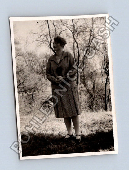 Stará fotografie žena v přírodě (BM26718)