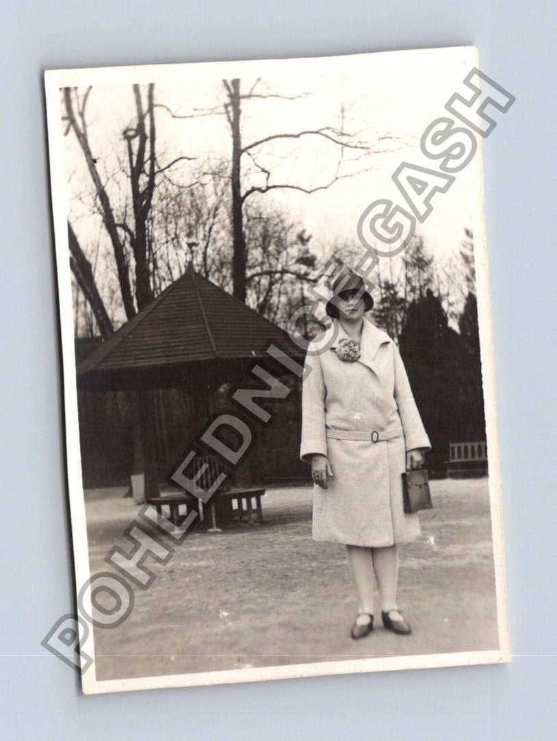 Stará fotografie žena v kabátě v parku u altánu (BM26719)