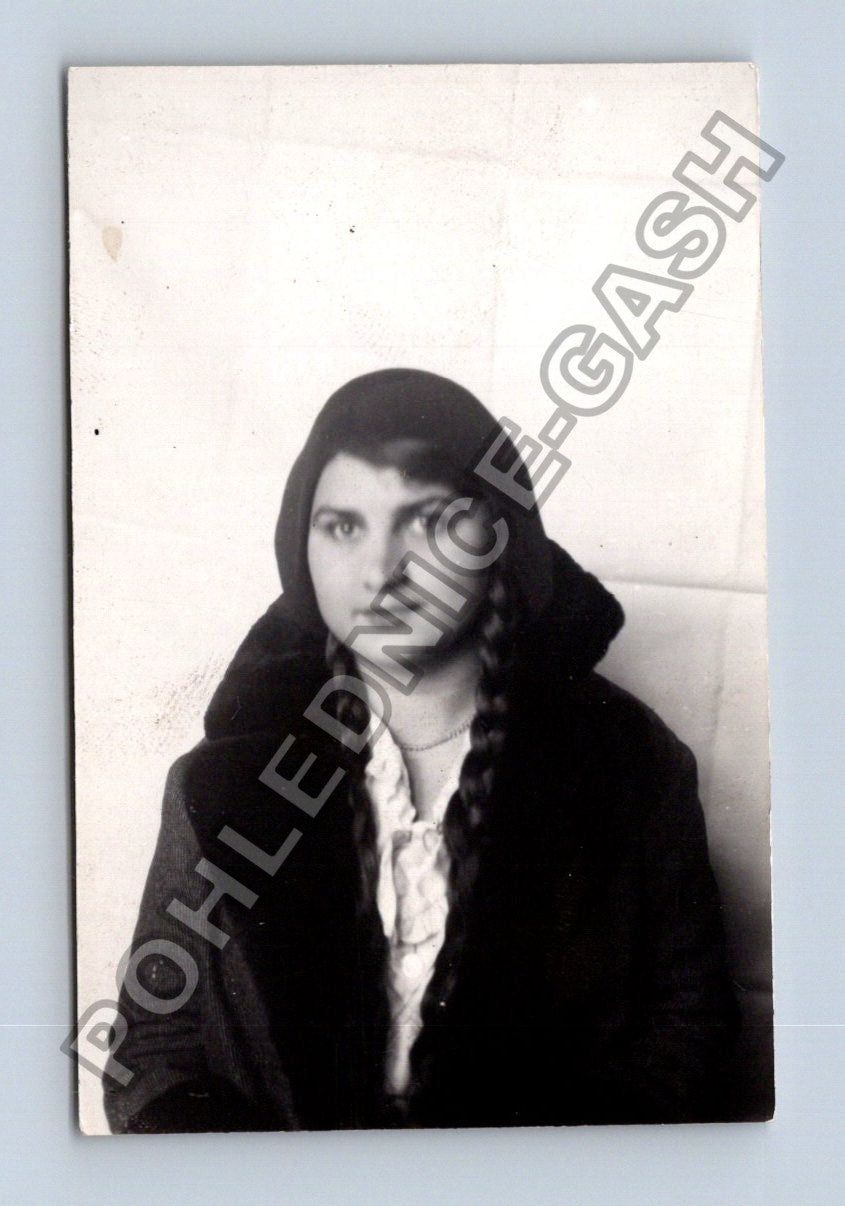 Stará fotografie mladá žena s copy (BM26721)